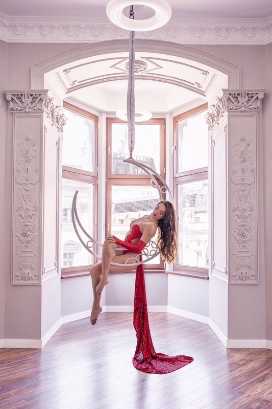 Modella con body rosso e gonna sul cerchio aereo