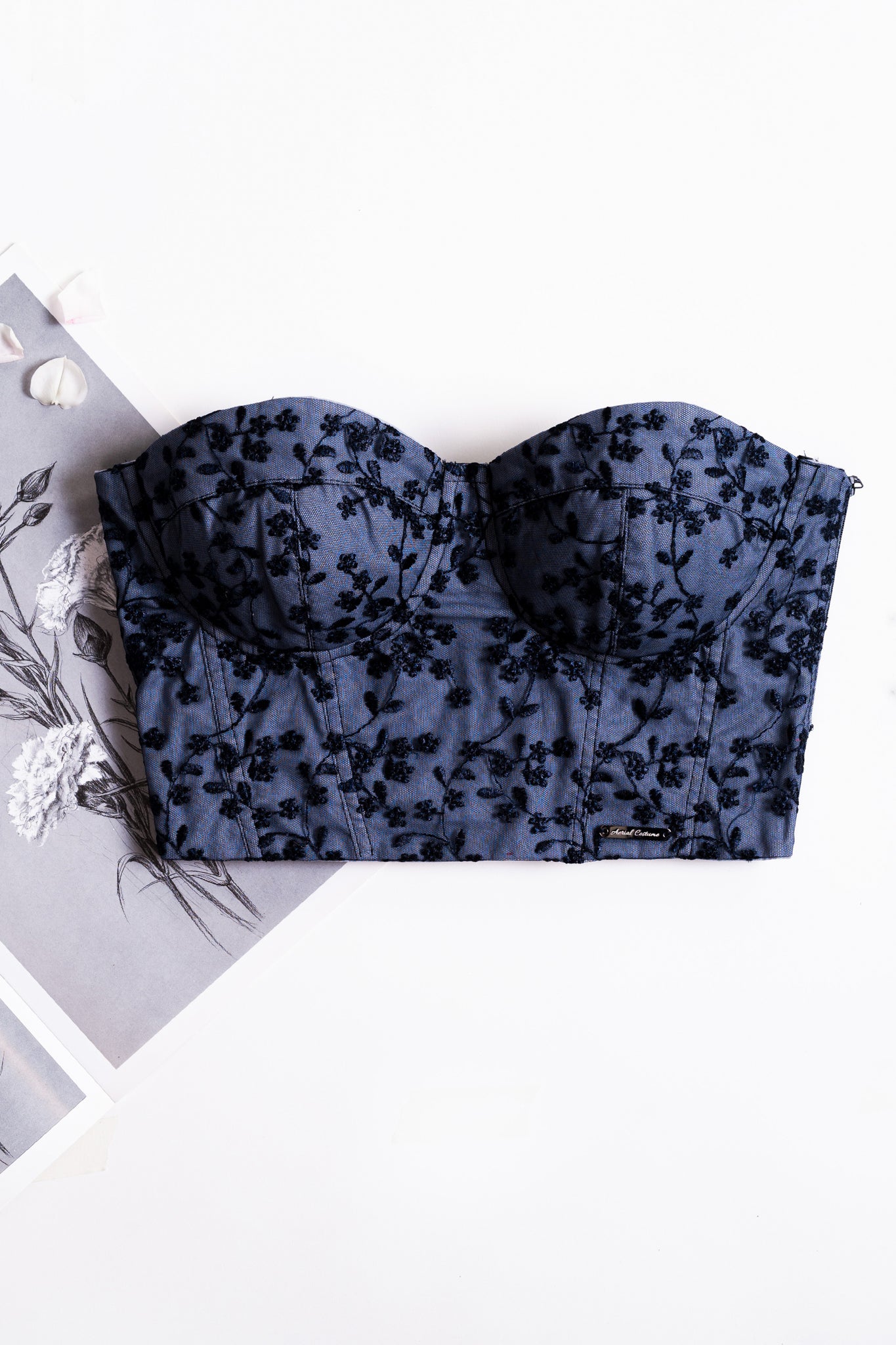 Bustier blu ricamato con motivi floreali navy blu su sfondo bianco, disponibile anche su misura